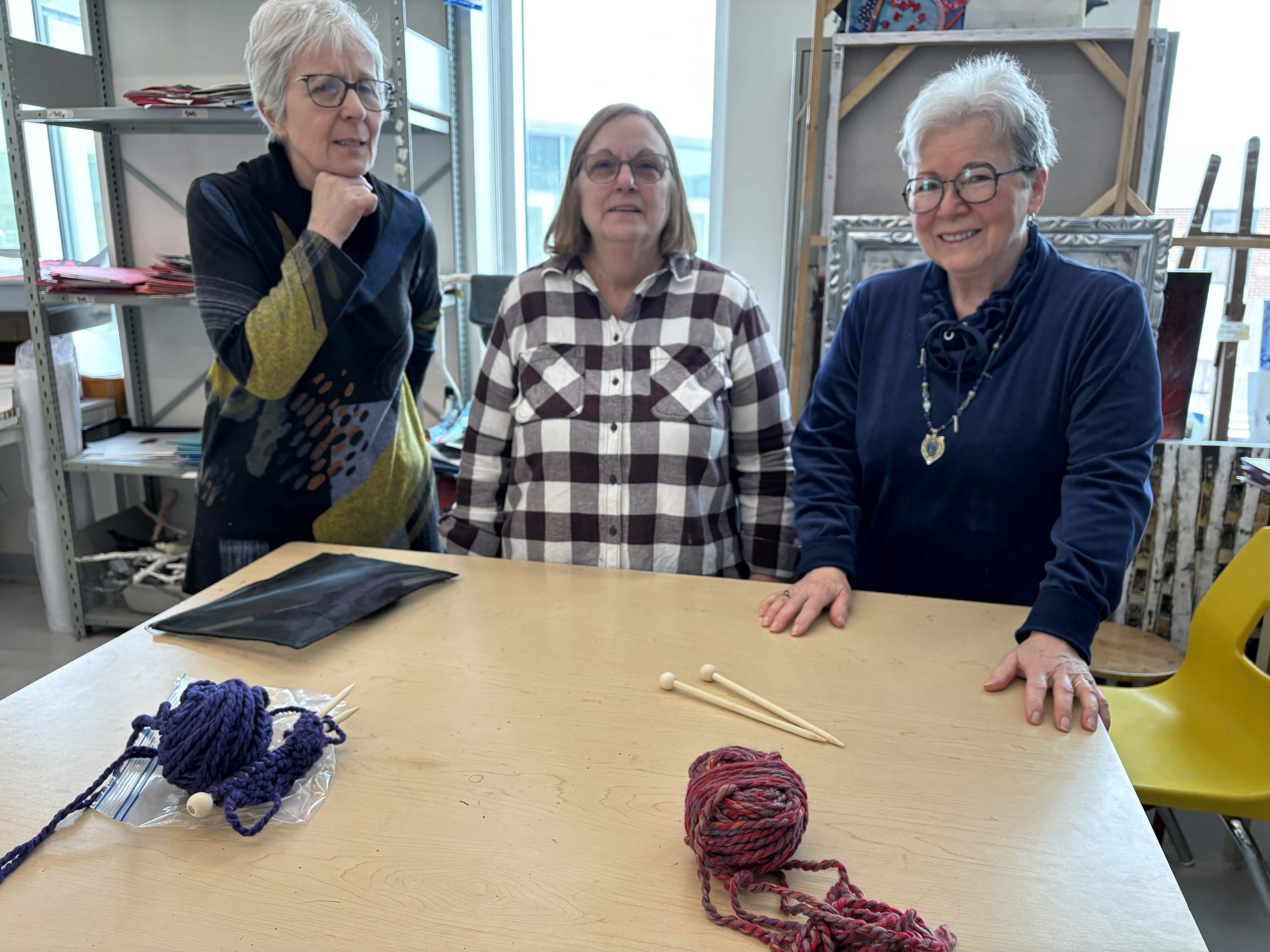 Lire la suite à propos de l’article Le maître du papier Claude Lafortune aurait rigolé de nous voir!Activité tricot dans une école de Longueuil